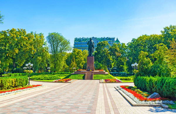 Памятник в саду
