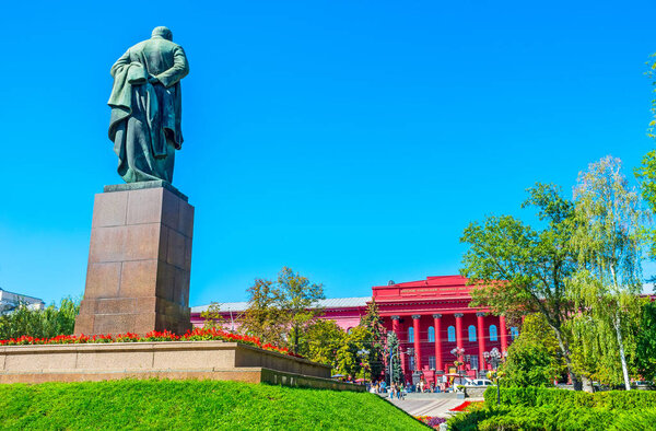 Памятник и университет
 