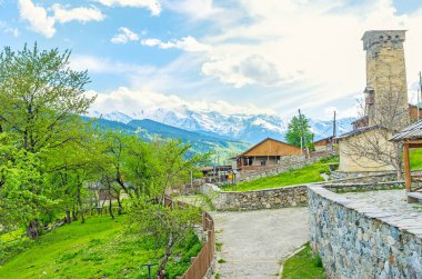 Dağlarda eski kuleler