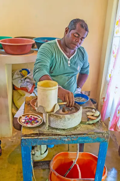 Taşlar kesmek için