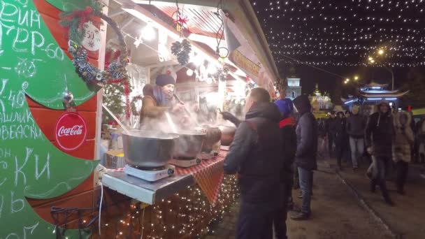 De taarten op kerstmarkt — Stockvideo