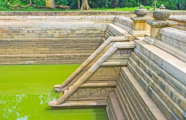 Granit duvarlar ile havuz