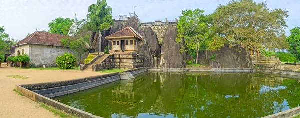 A lagoa do Mosteiro de Isurumuniya — Fotografia de Stock