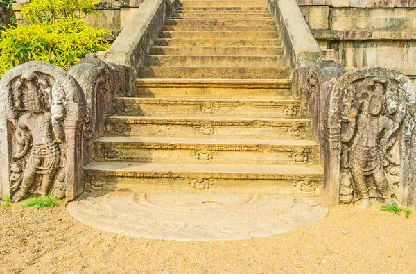 Isurumuniya oyma merdiven