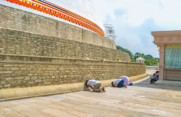 Ruwanwelisaya 仏舎利塔での祈り — ストック写真