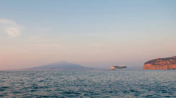 Das Kreuzfahrtschiff im Golf von Neapel — Stockfoto