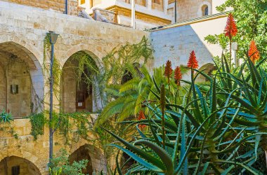 Kirche tropik bahçede