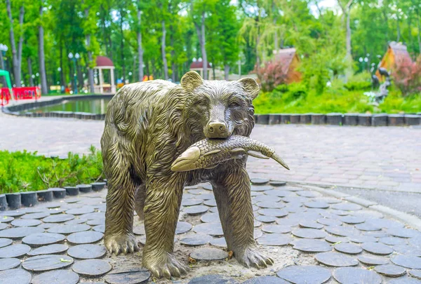 L'orso con un pesce — Foto Stock