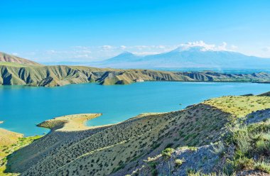 Azat baraj gölünün kıyısında