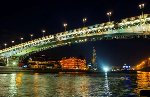 Под Патриаршим мостом в Москве — стоковое фото