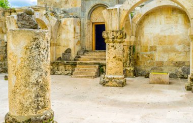 Manastır harabe sütunlar