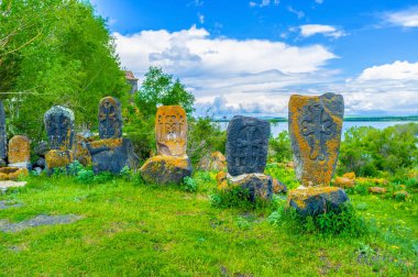 Eski mezarlık üzerinde khachkars