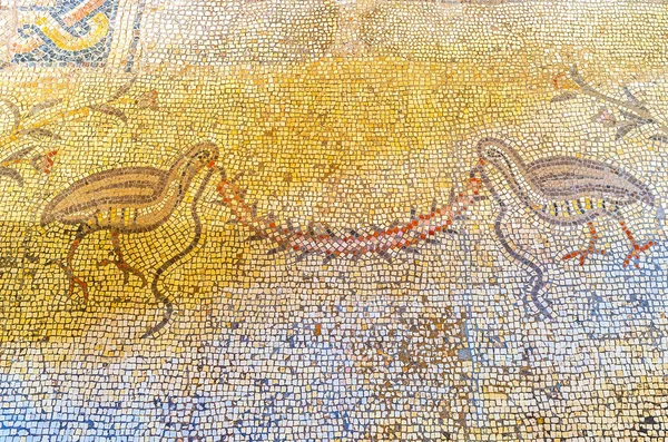 Mozaik zemine çarpma kilisede