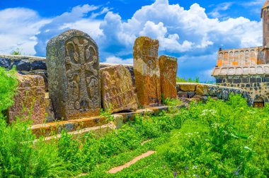 Khachkars mezarlığı üzerinde