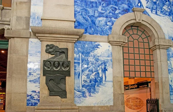 Bir şekilde dekore edilmiş tren istasyonu