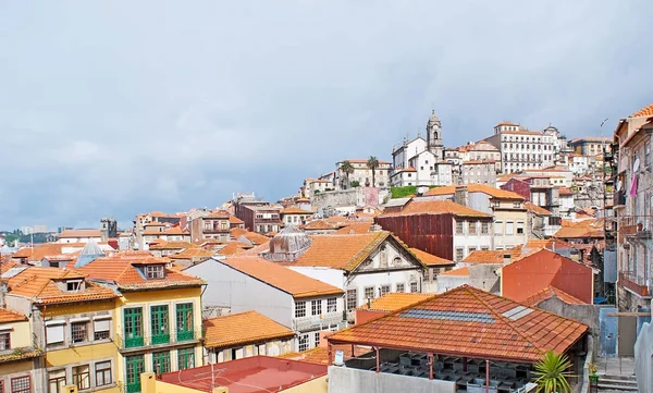 Kırmızı kiremitli çatılar