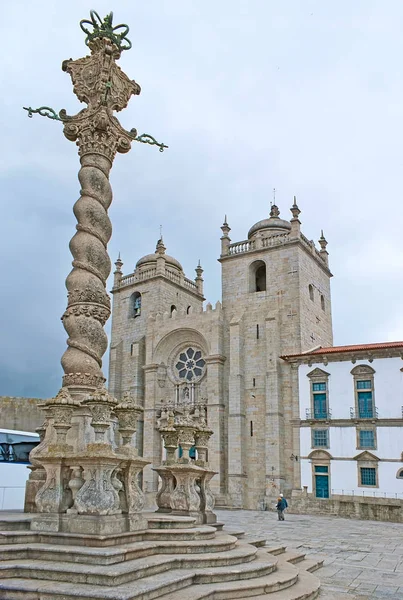 Het plein van de kathedraal in Porto — Stockfoto