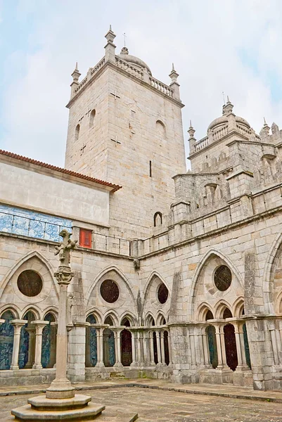 Katedrali'nın manastır