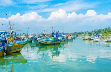 Liman üzerinde kabarık bulutlar
