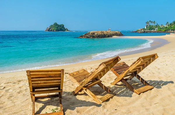 Krzesła drewniane na wybrzeżu — Zdjęcie stockowe