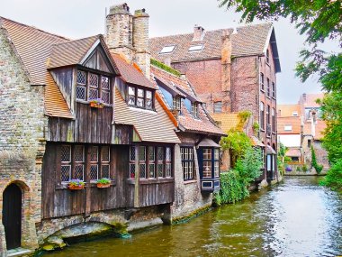 Kanal üzerinde binalar