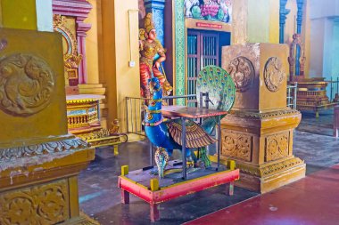 Tavus kuşu heykel Hindu tapınağı