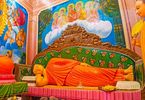 Fekvő Buddha szobor, Halpanwila a templomban — Stock Fotó