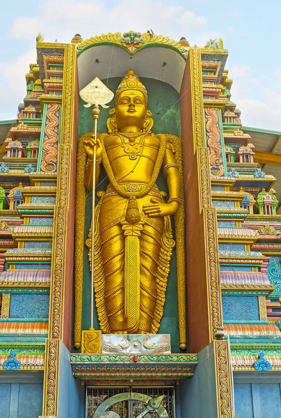 La estatua de oro en el templo hindú — Foto de Stock