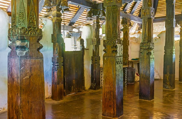 Les piliers en bois dans le temple Padeniya — Photo
