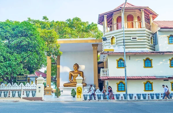 Золотая статуя Будды в Шри Самбуддхалока Вихарая Т. — стоковое фото