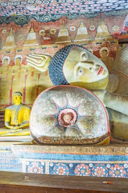 Yatan Buda Dambulla mağarada başkanı