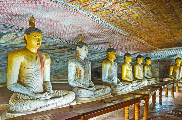 Die Reihe sitzender Buddha-Statuen — Stockfoto