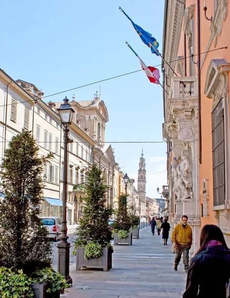 Parma sokaklarında boyunca yürüyüş — Stok fotoğraf