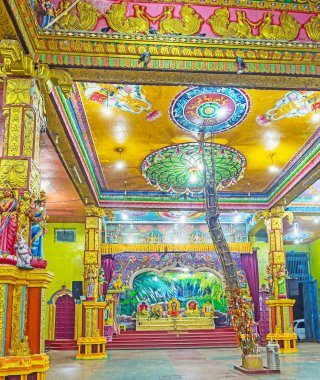 Ağaç gövdesi Matale Hindu tapınağı içinde