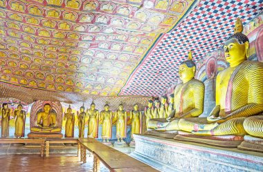 Ortaçağ tapınağında heykeller