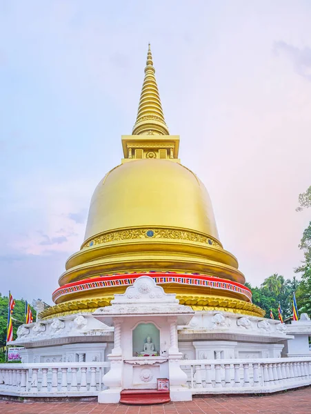 The golden Pagoda in Dambulla — Stock Photo, Image