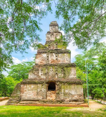 Piramit stupa kalıntıları