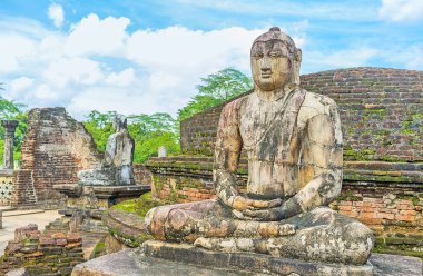 Taş heykellerin arasında