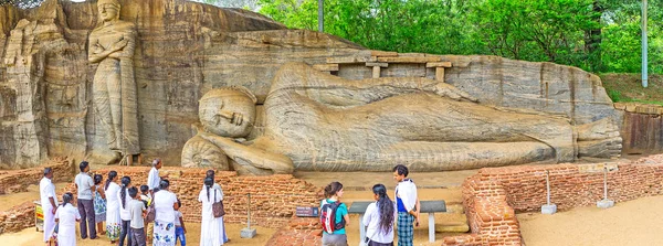Панорама статуи лежащего Будды в Галь Вихарайя — стоковое фото