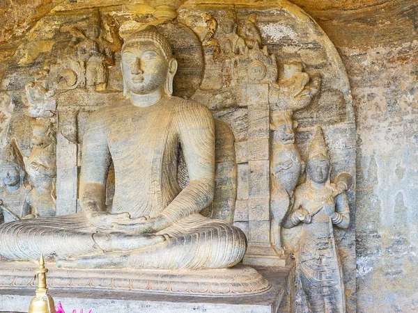 A estátua de Buda na caverna de Gal Viharaya — Fotografia de Stock