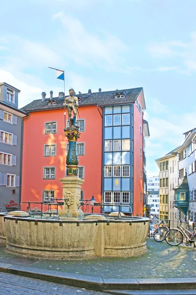 Фонтан Стассибруннен в Цюрихе — стоковое фото