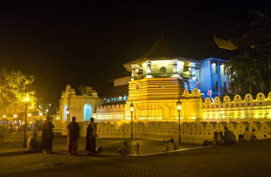 Tapınağın yanındaki rahipler