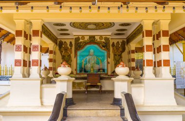 Bodhi ağacının yanındaki tapınağın iç