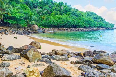 Kayalar kıyısında