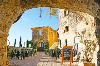 Mesafede, Eze Ortaçağ