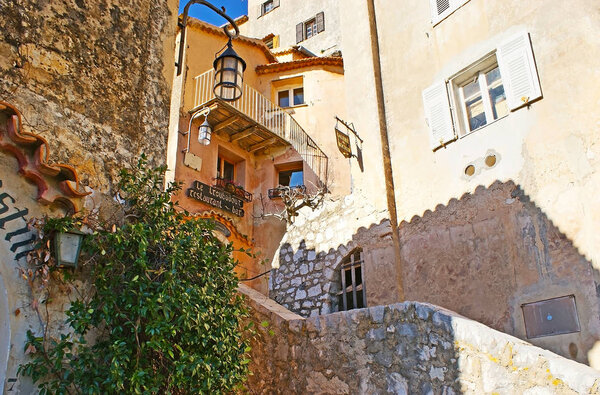 The maze of Eze streets