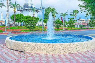 Kemer'de yeşil Bulvarı