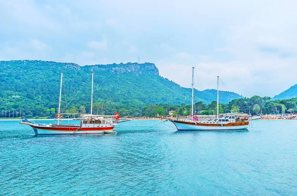 Los barcos en aguas tranquilas —  Fotos de Stock