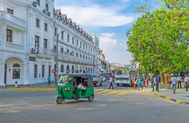 Yeşil tuk tuk