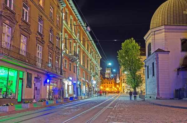 La caminata nocturna en Lvov — Foto de Stock